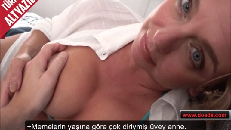 uvey annesinin begenilmeye ihtiyaci oldugunu anlayinca memelerine iltifat yagdiriyor.jpg