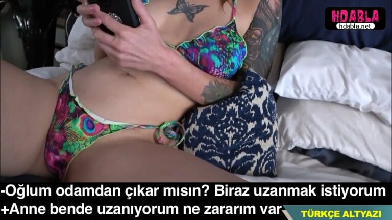 annem bikiniyle uzanirken bacak arasina bakip zevke geldim.jpg