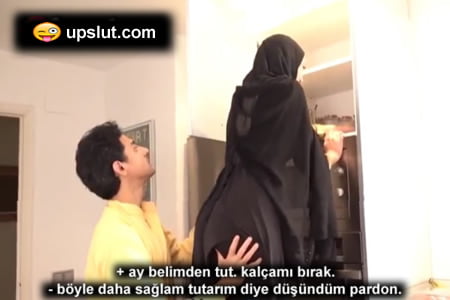 arkadan destekleyen turbanli olgunu merdivende oksadi.jpg